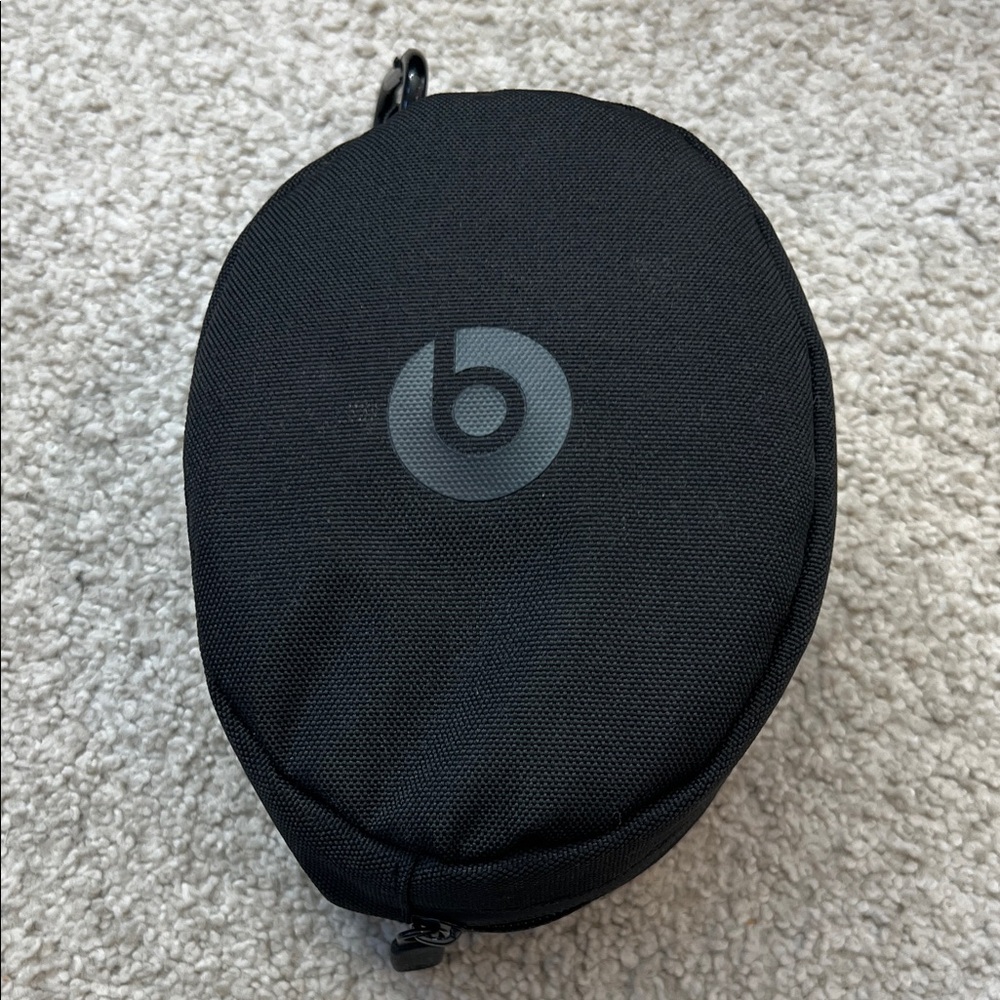 Beats Solo 3 Wireless Headphones - Picture 2 of 3